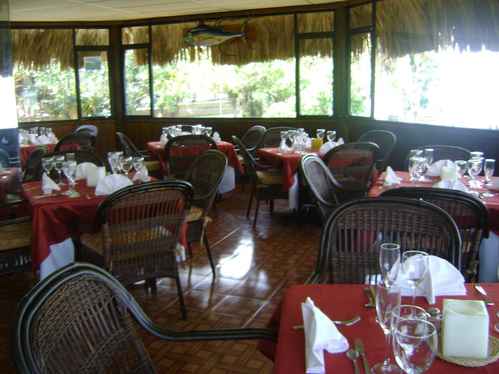 Hotel Mansion Del Rio Rio Dulce Town Exteriör bild