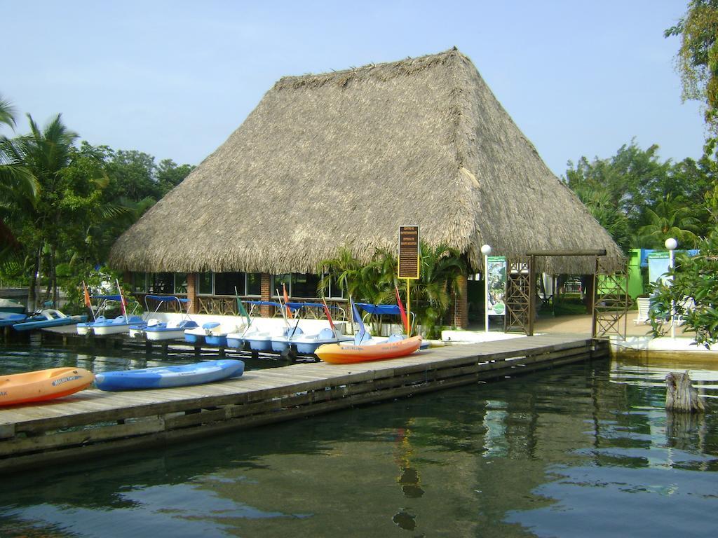 Hotel Mansion Del Rio Rio Dulce Town Exteriör bild