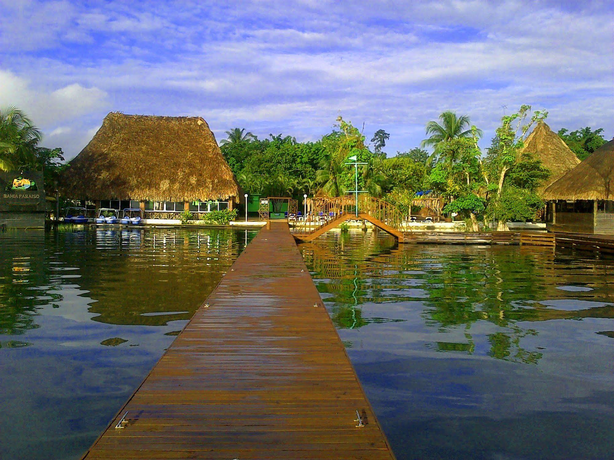 Hotel Mansion Del Rio Rio Dulce Town Exteriör bild