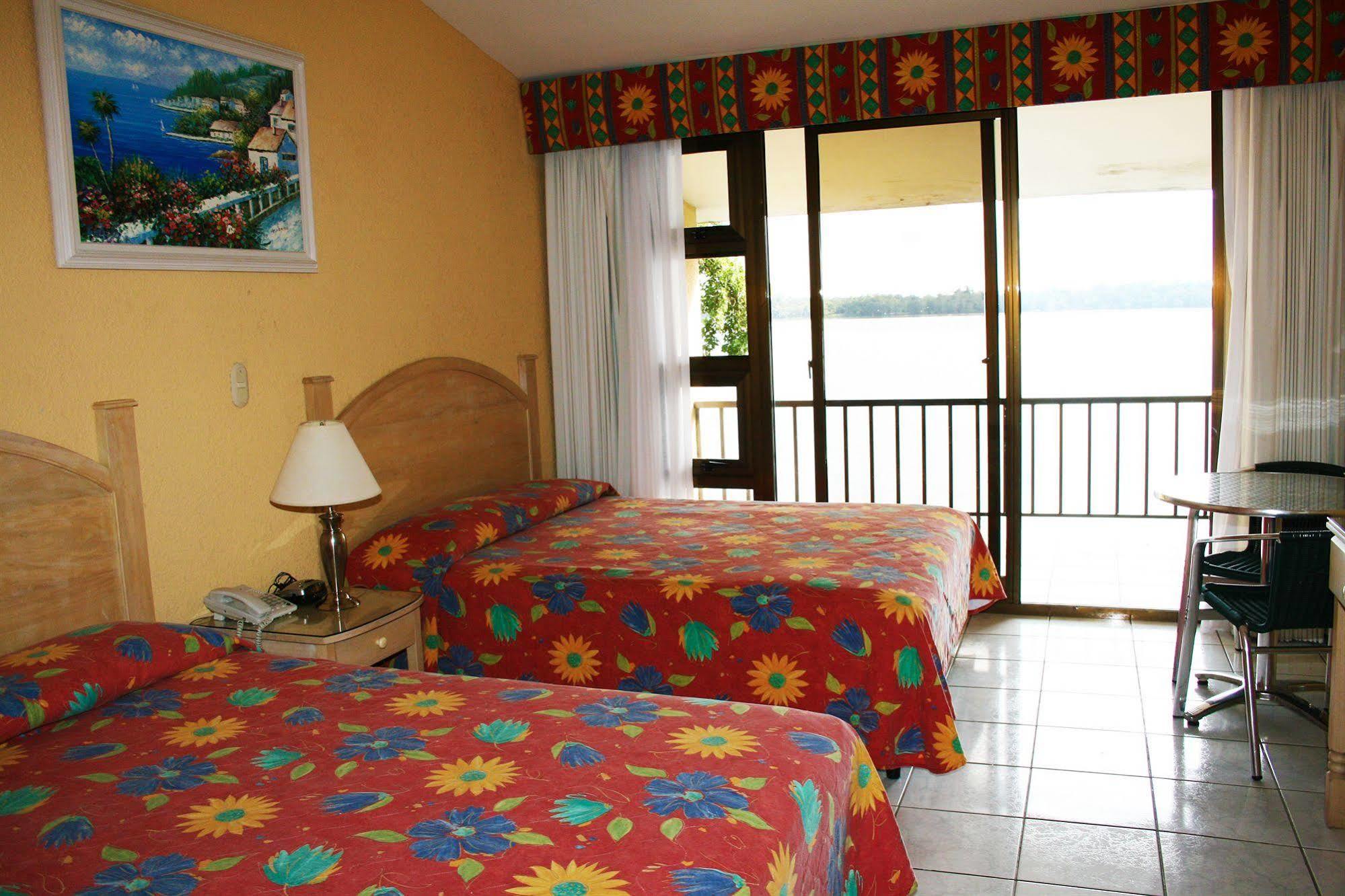 Hotel Mansion Del Rio Rio Dulce Town Exteriör bild