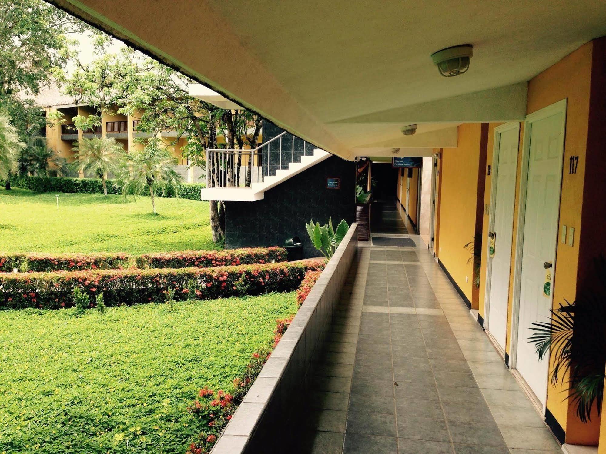 Hotel Mansion Del Rio Rio Dulce Town Exteriör bild