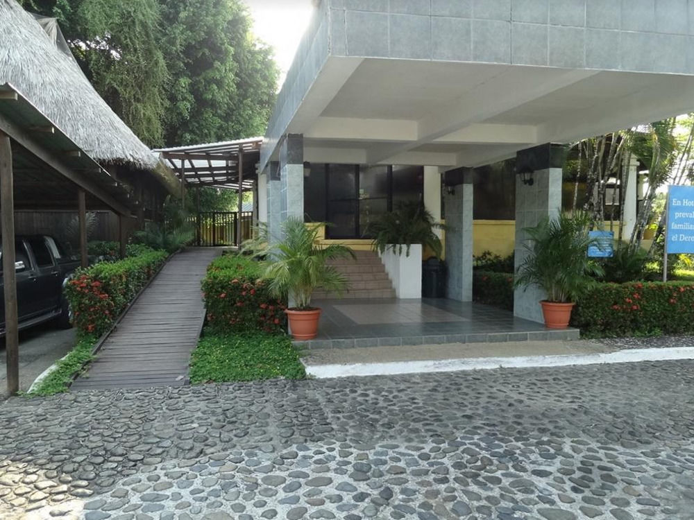 Hotel Mansion Del Rio Rio Dulce Town Exteriör bild